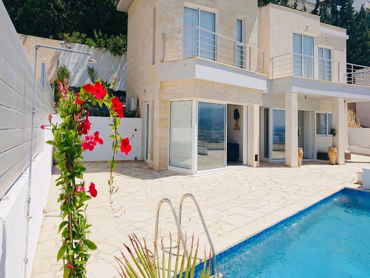 Paphos Peyia 3 Bedroom Villa For Rent XRP029